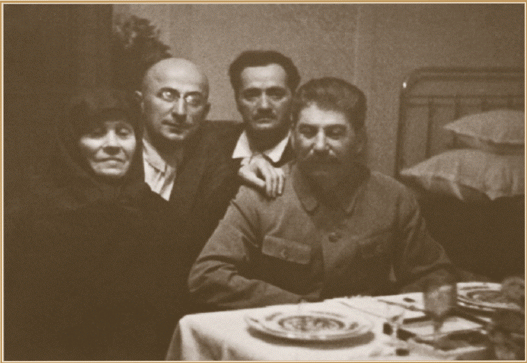 Последний визит И.В. Сталина к матери. Грузия, 1935 г..gif
